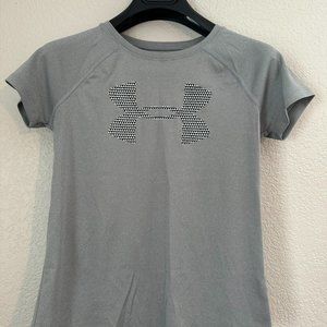 Under Armour short sleeve top in heat gear material. Loose fit.